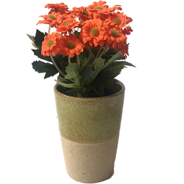 Flor naranja artificial con base de cerámica