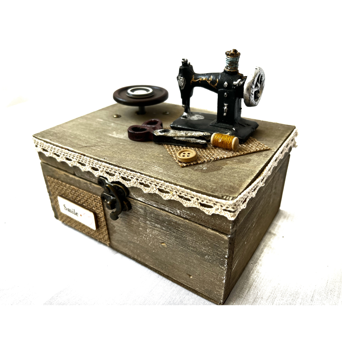 Caja musical de madera con máquina de coser
