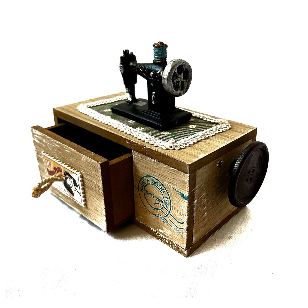 Caja musical de madera con máquina de coser
