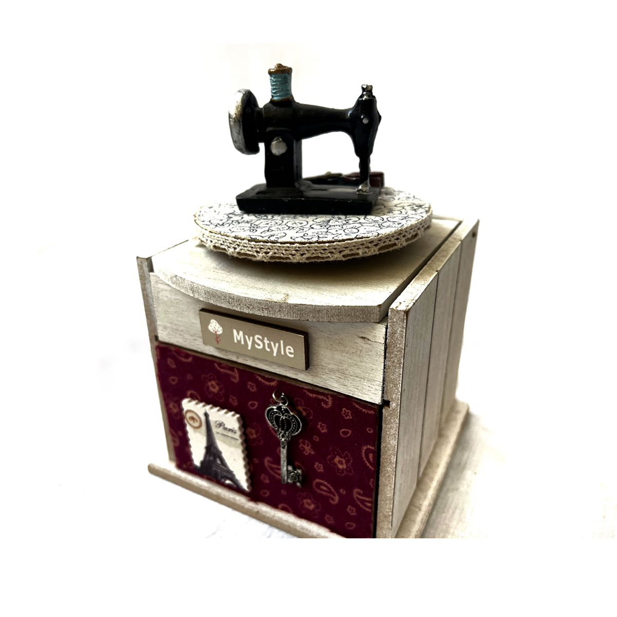 Caja musical de madera con máquina de coser