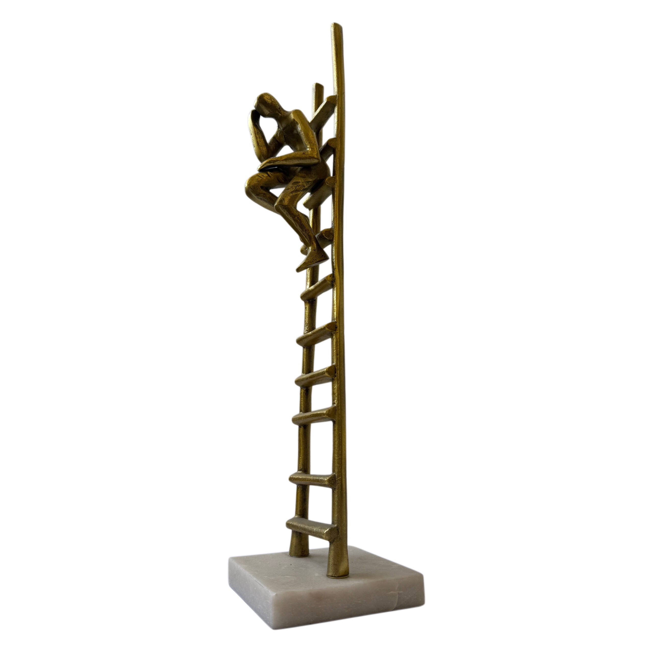 Escultura de persona pensando sobre escalera