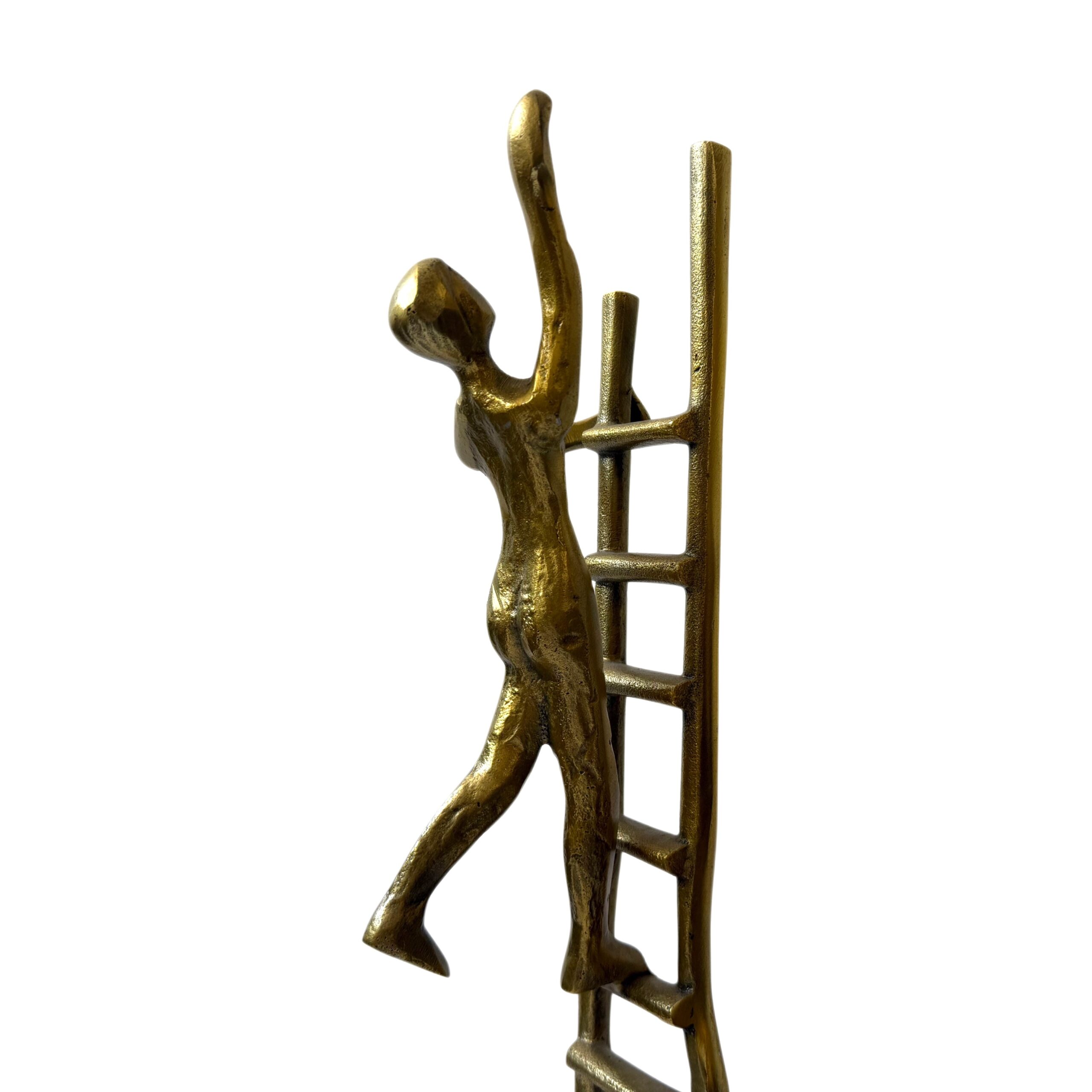 Escultura de persona subiendo escalera - Imagen 4