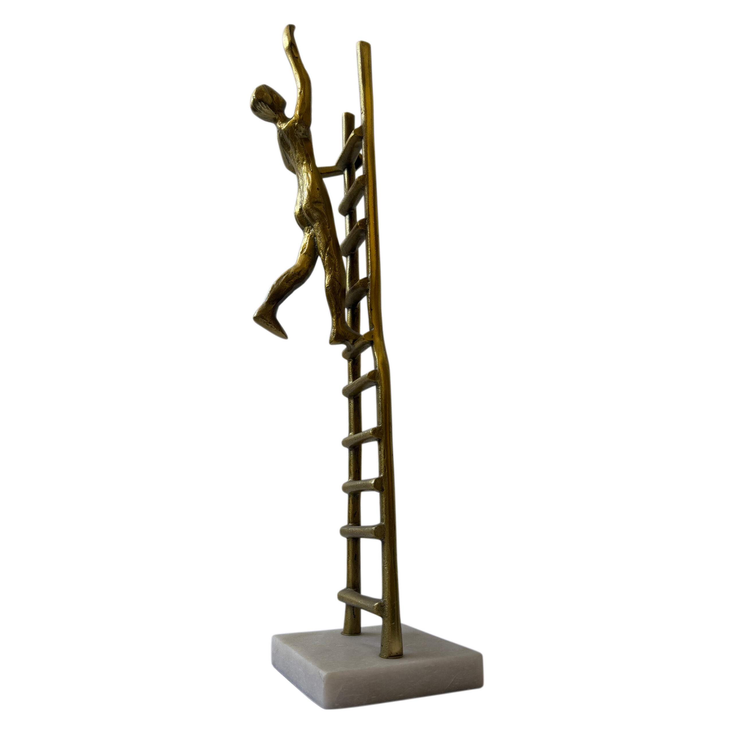 Escultura de persona subiendo escalera