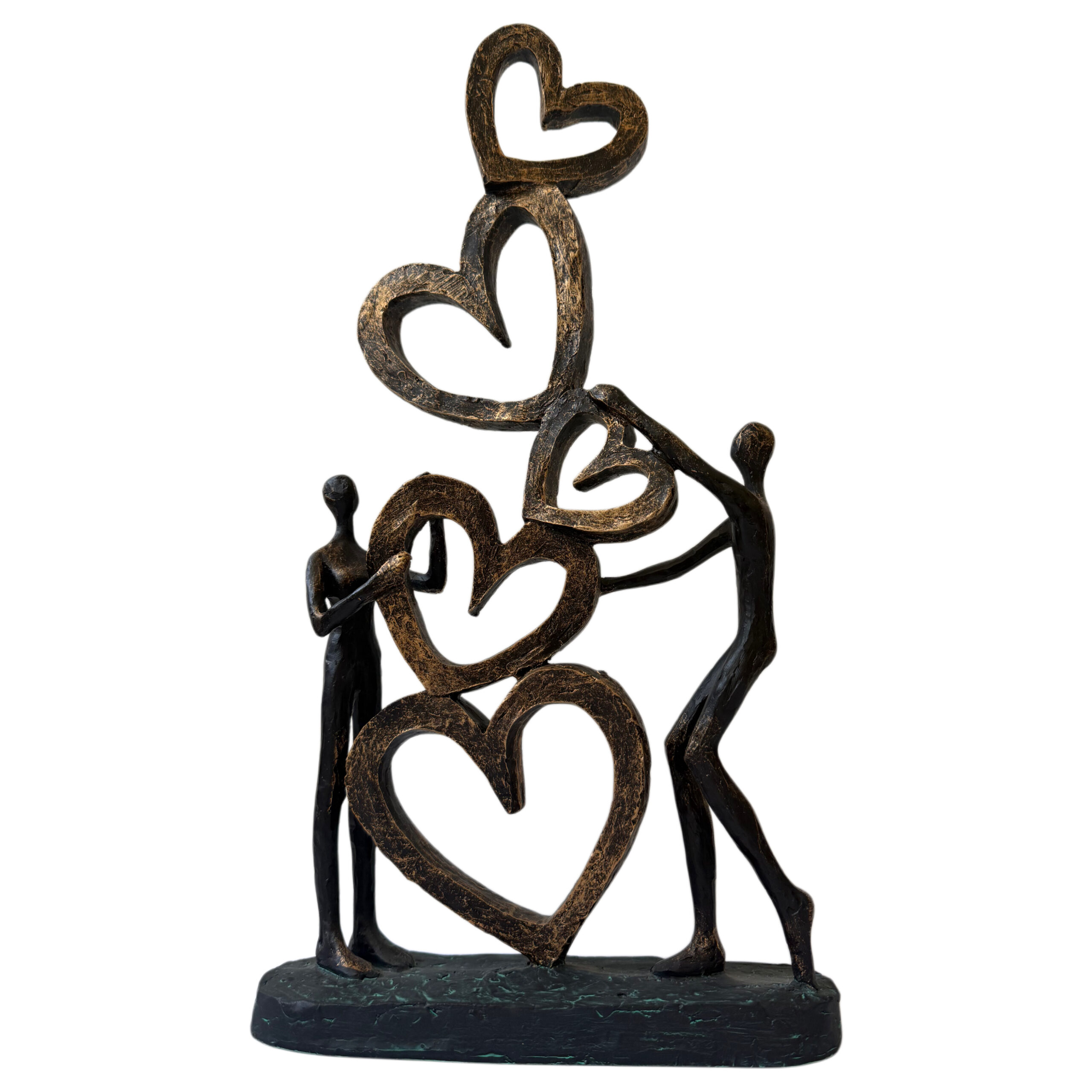 Escultura de pareja enamorada con corazones