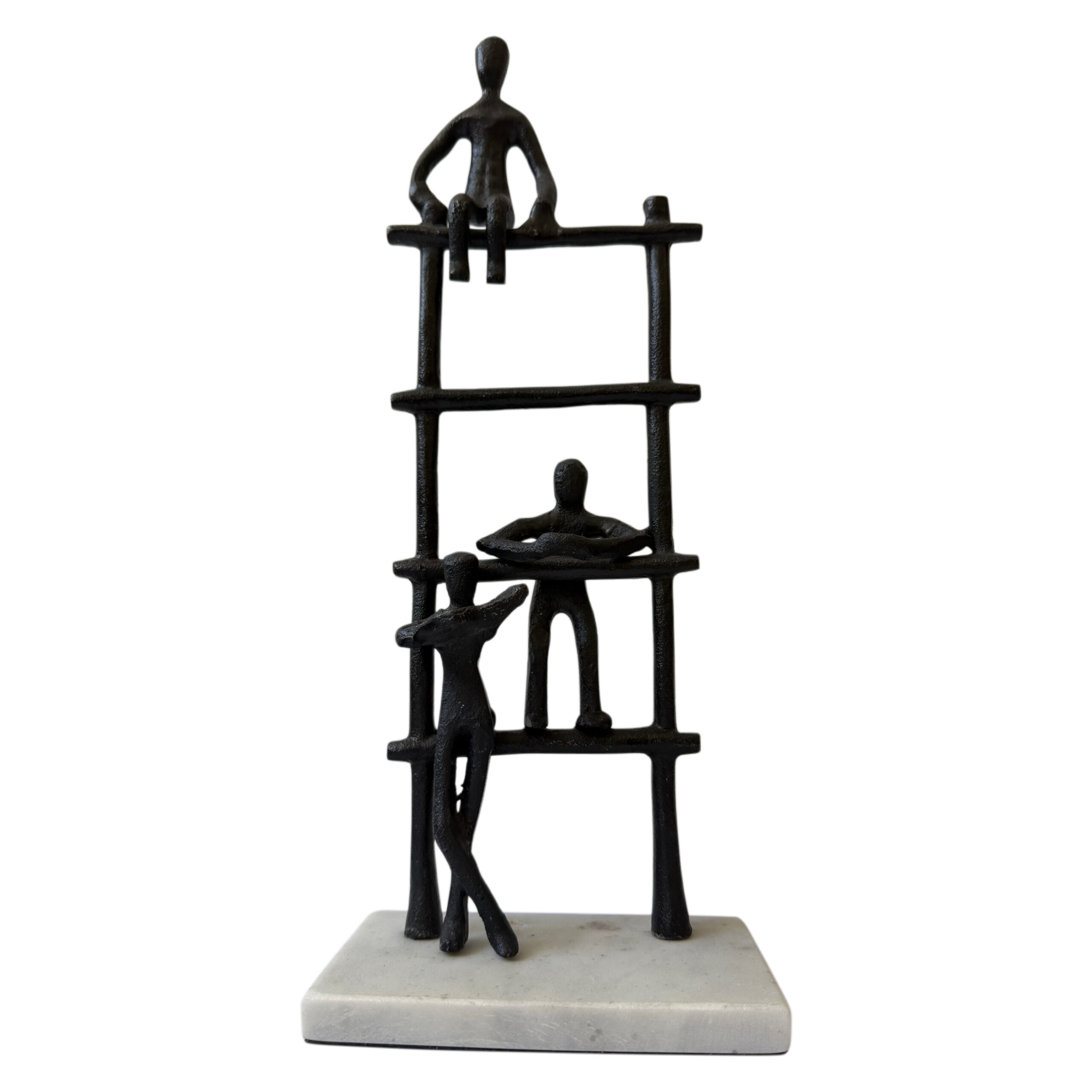 Escultura de personas sobre escalera