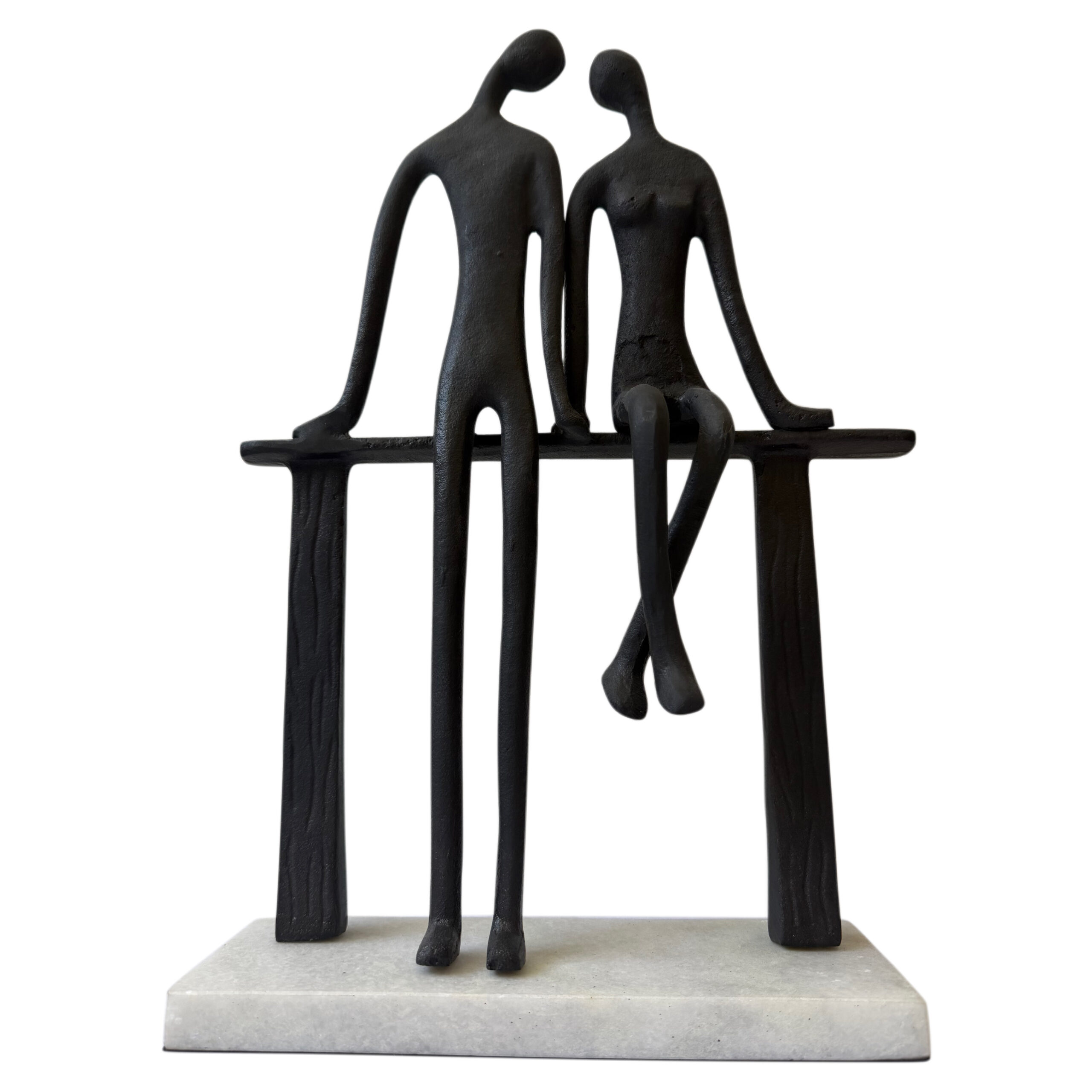 Escultura de pareja enamorada sentada