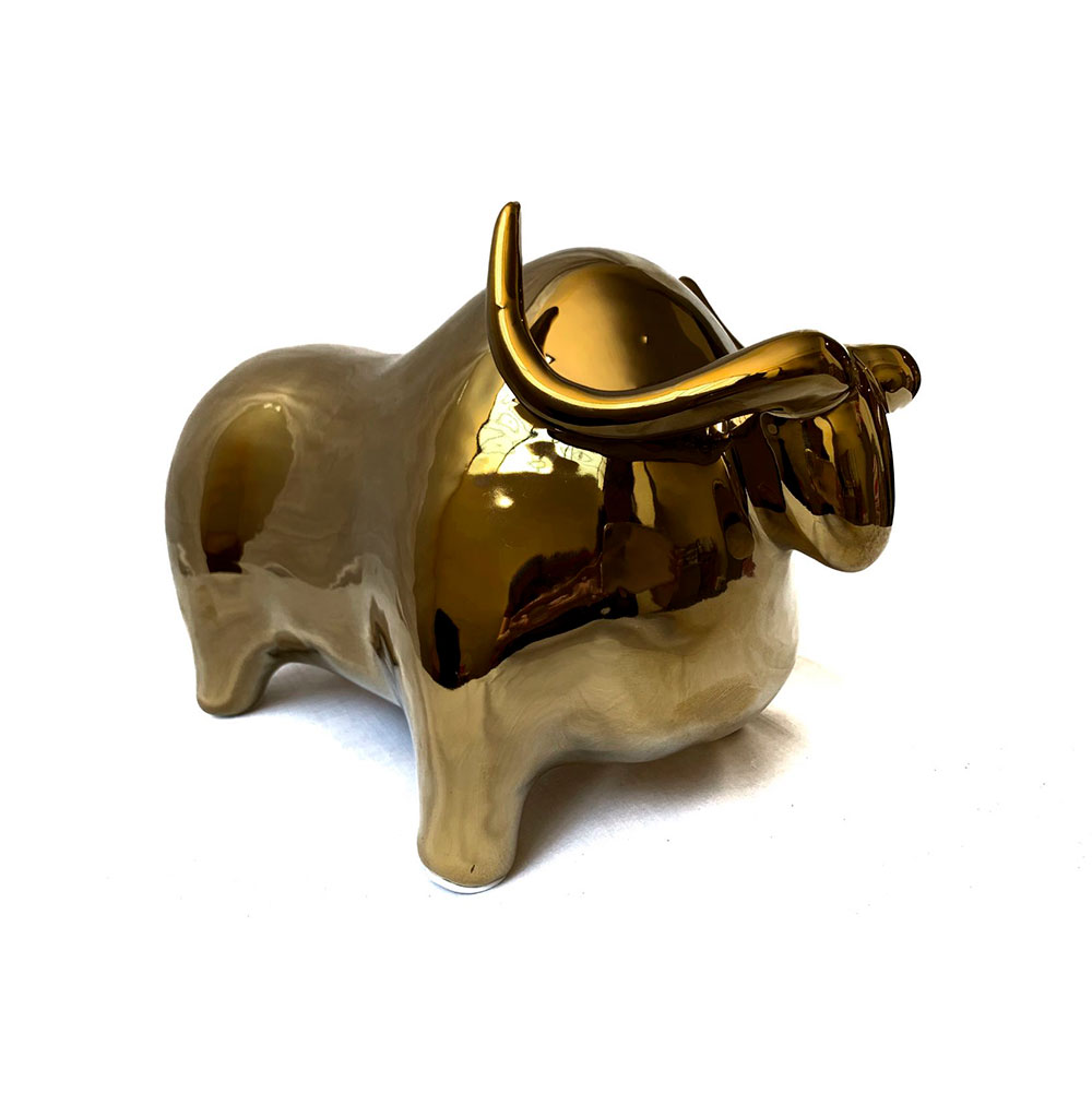 Figura de toro dorado de cerámica