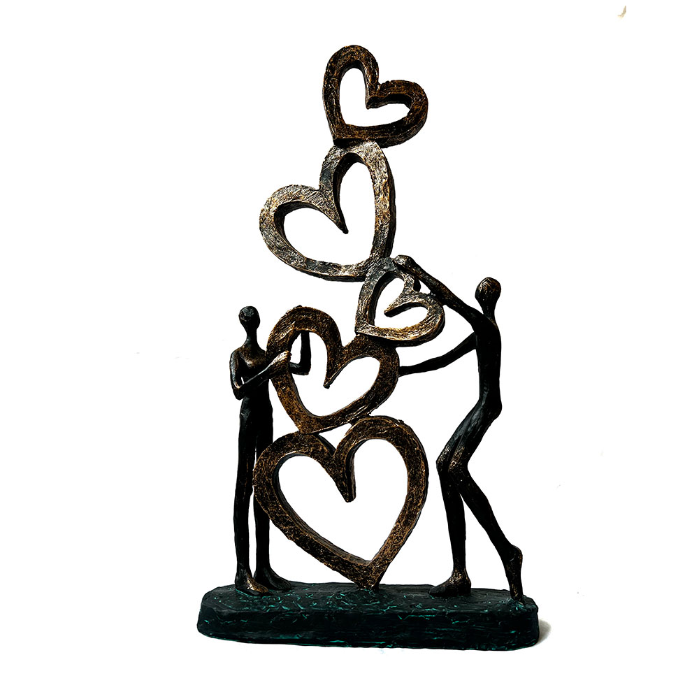 Escultura de pareja enamorada con corazones