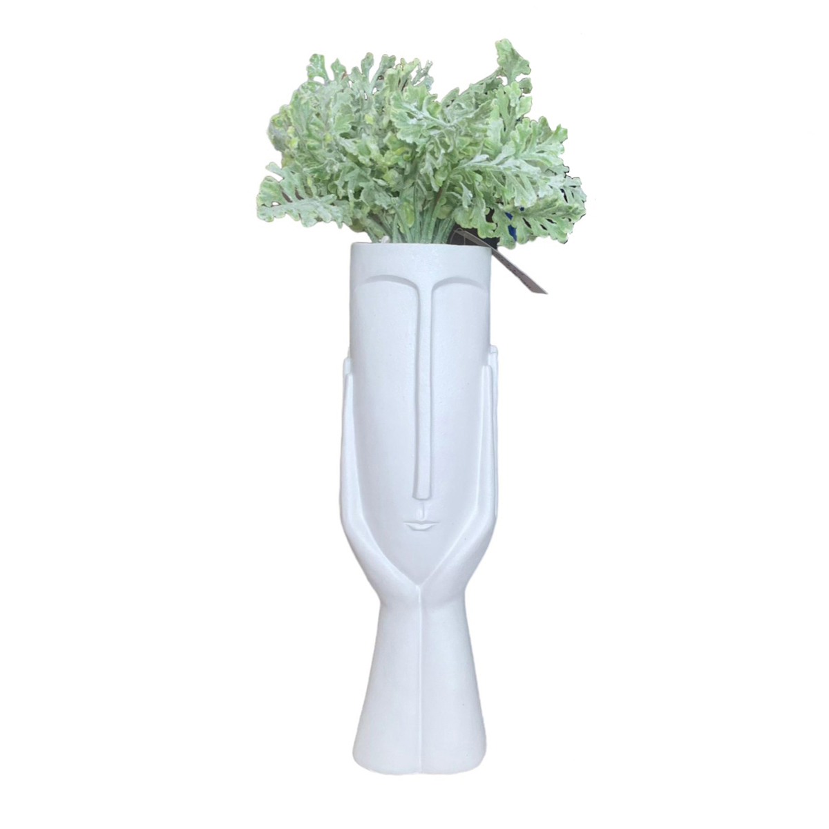 Escultura abstracta con follaje artificial