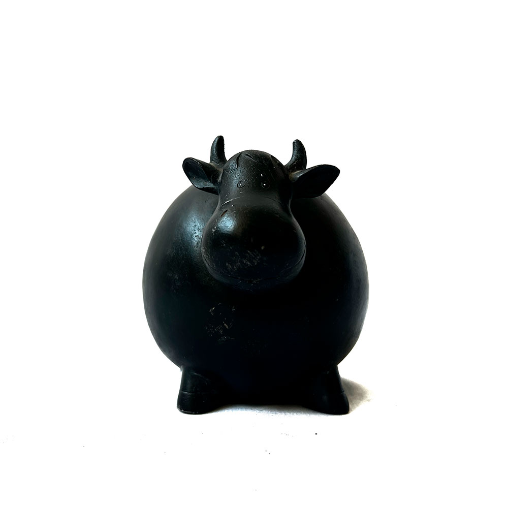 Figura de vaca color negro