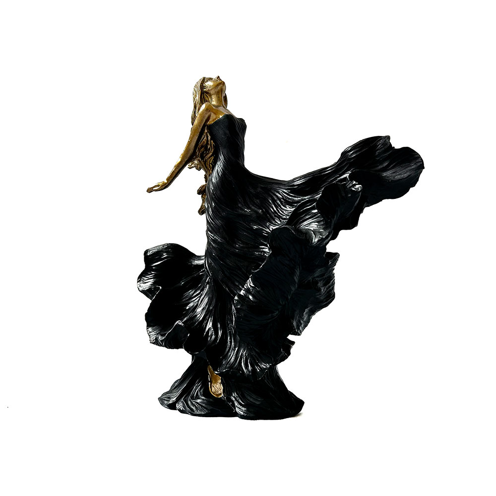 Escultura de mujer con vestido negro