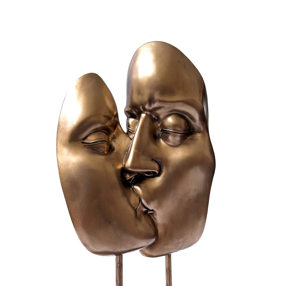 Escultura de pareja besándose