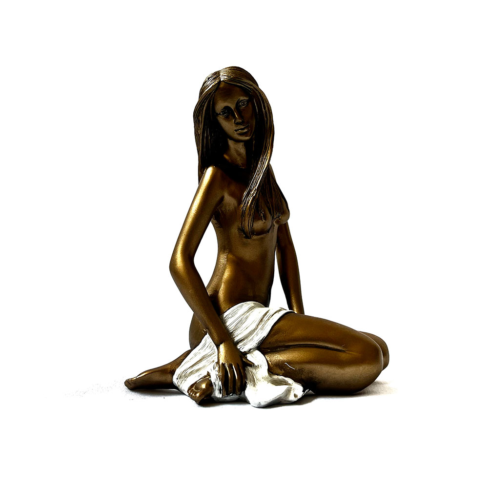 Escultura de mujer sentada con piernas dobladas