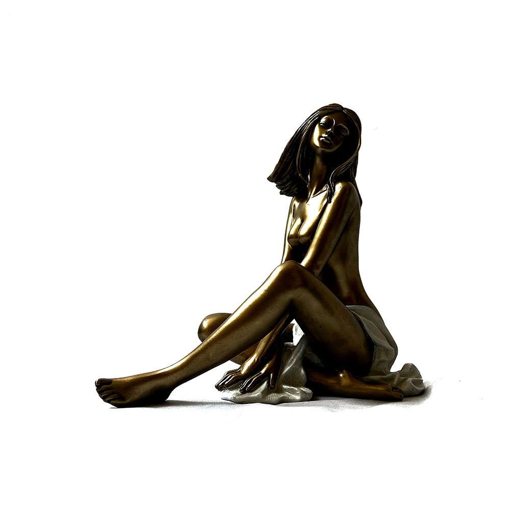 Escultura de mujer sentada con pierna cruzada