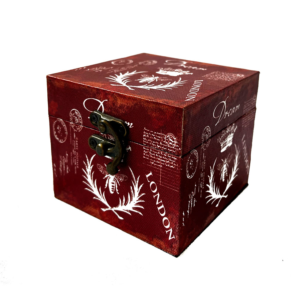 Caja de madera con diseño de escudo color rojo