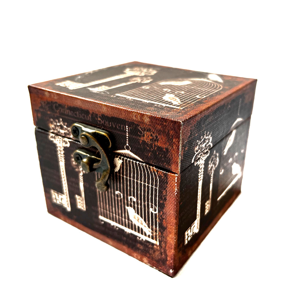 Caja de madera con diseño de llaves color café oscuro