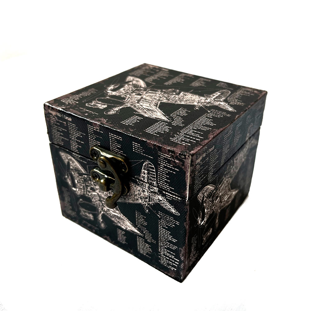 Caja de madera con diseño de avioneta color negro