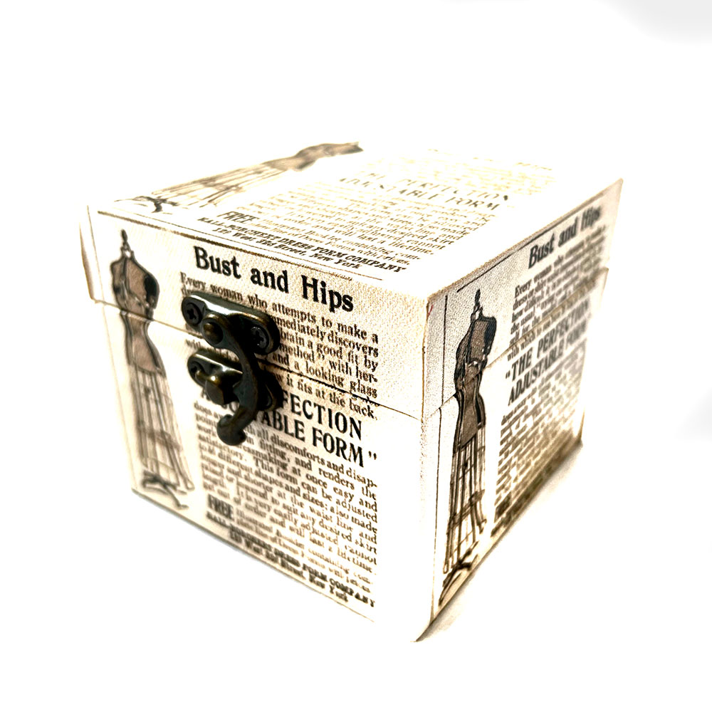 Caja de madera con diseño de una folleto de moda color blanco