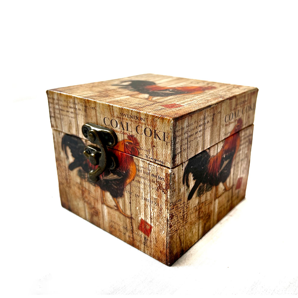 Caja de madera con diseño de gallo color café calro