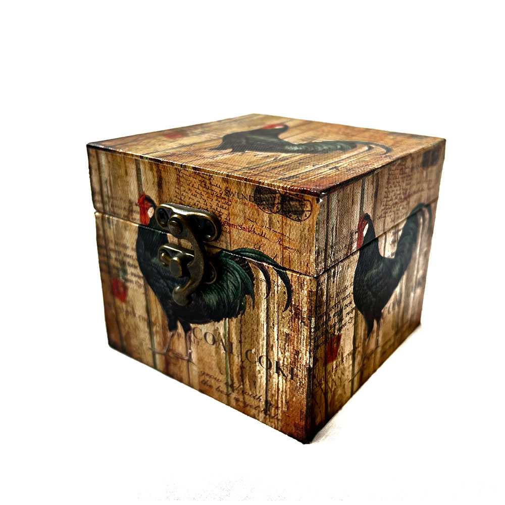 Caja de madera con diseño de gallo color café claro