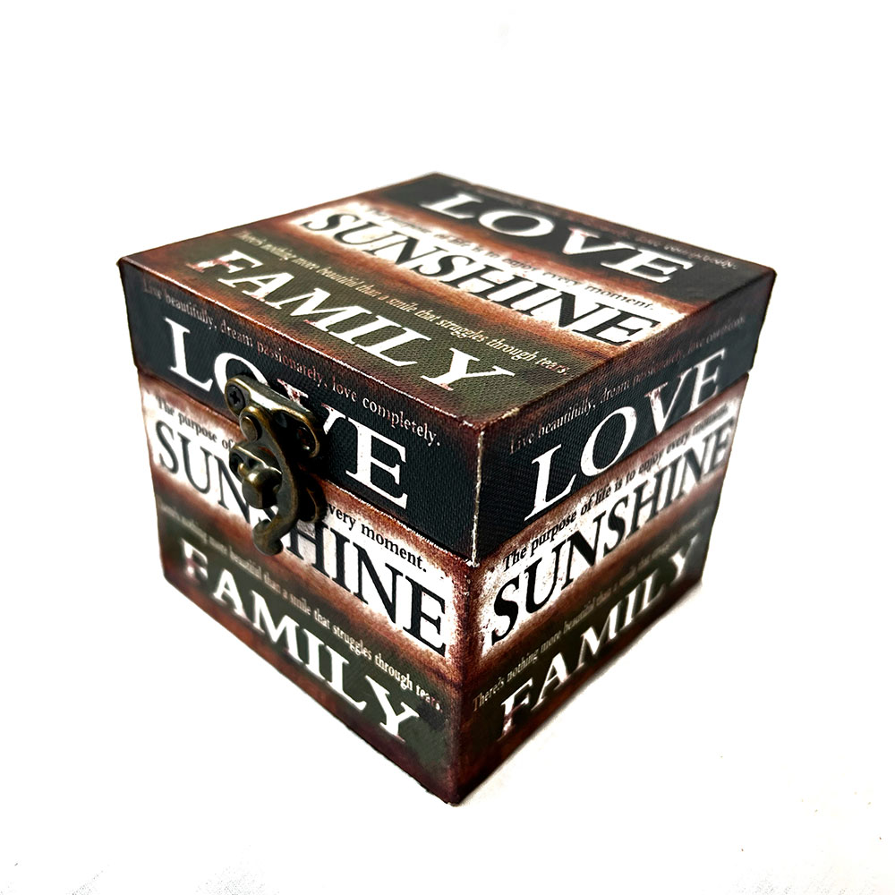 Caja de madera con diseño de frace tricolor (negro,blanco,verde)