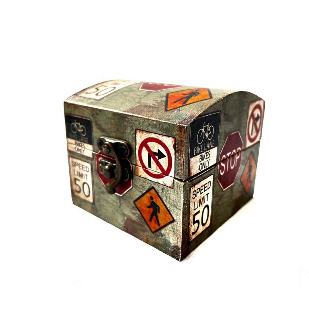 Caja de madera con diseño de precauciones color verde