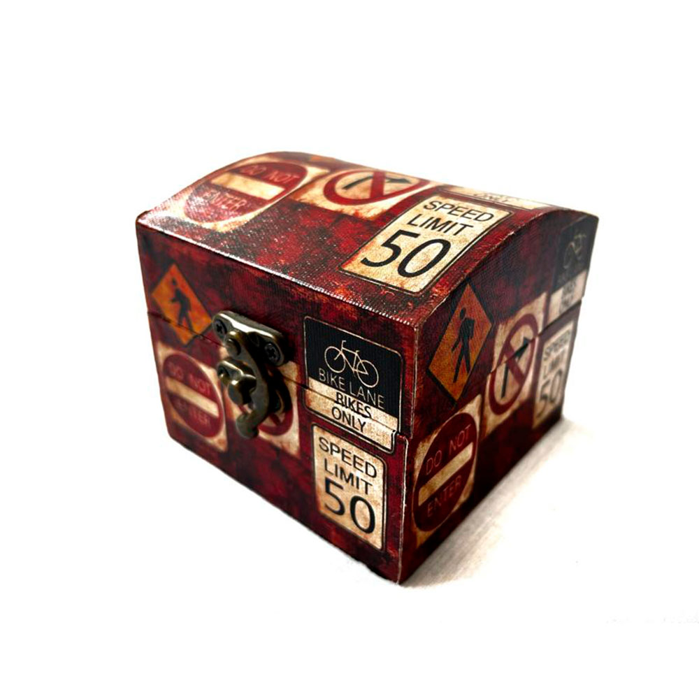 Caja de madera con diseño de precauciones color rojo