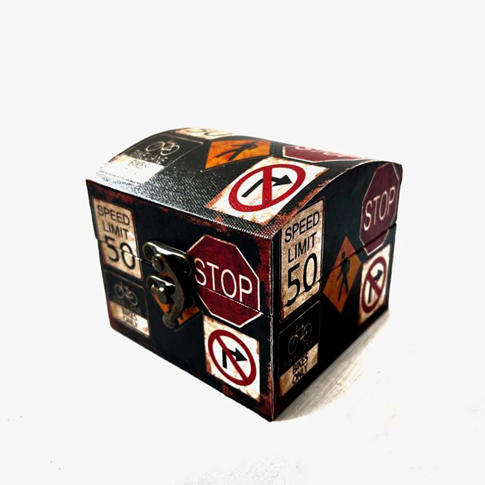 Caja de madera con diseño de precauciones color negro