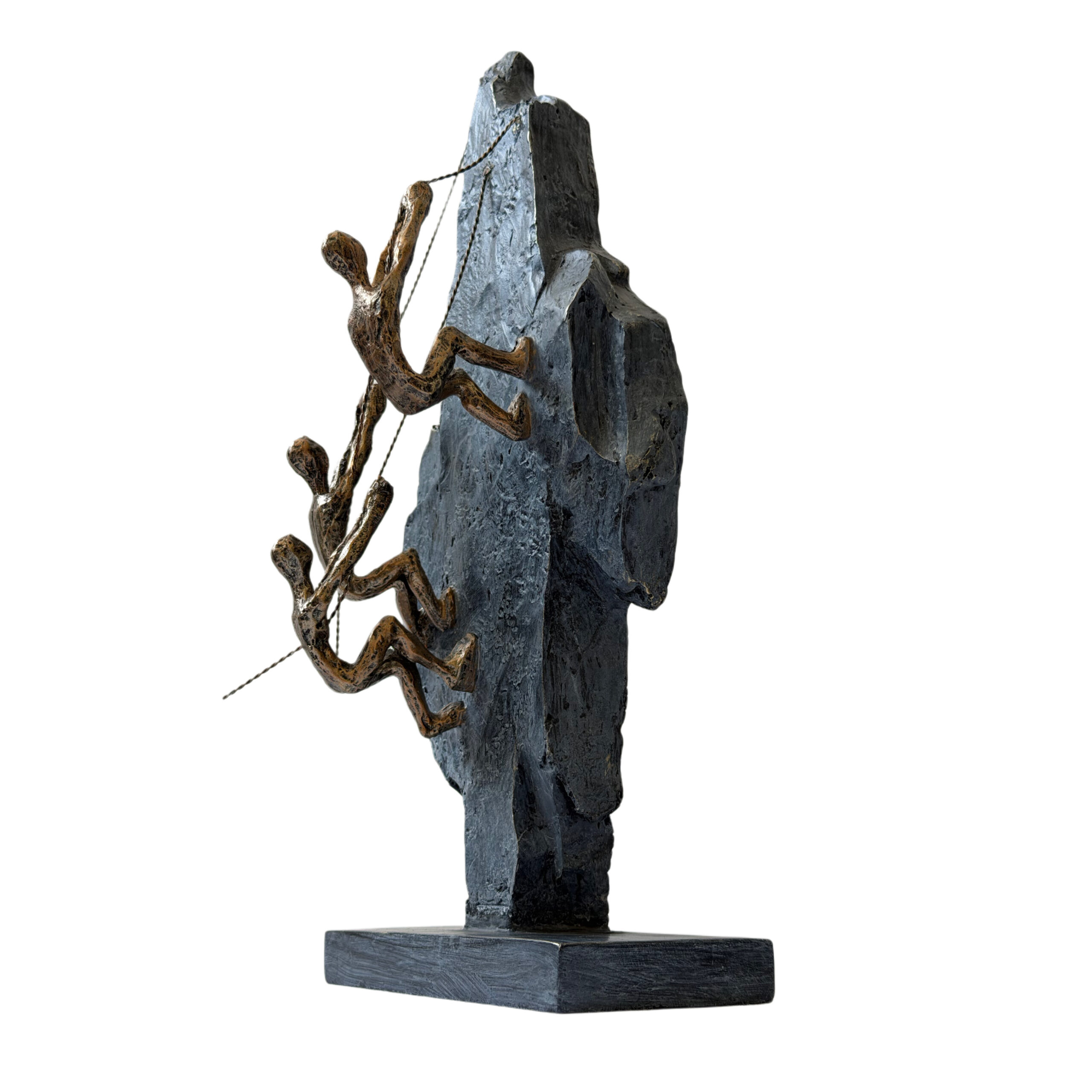Escultura de personas escalando montaña