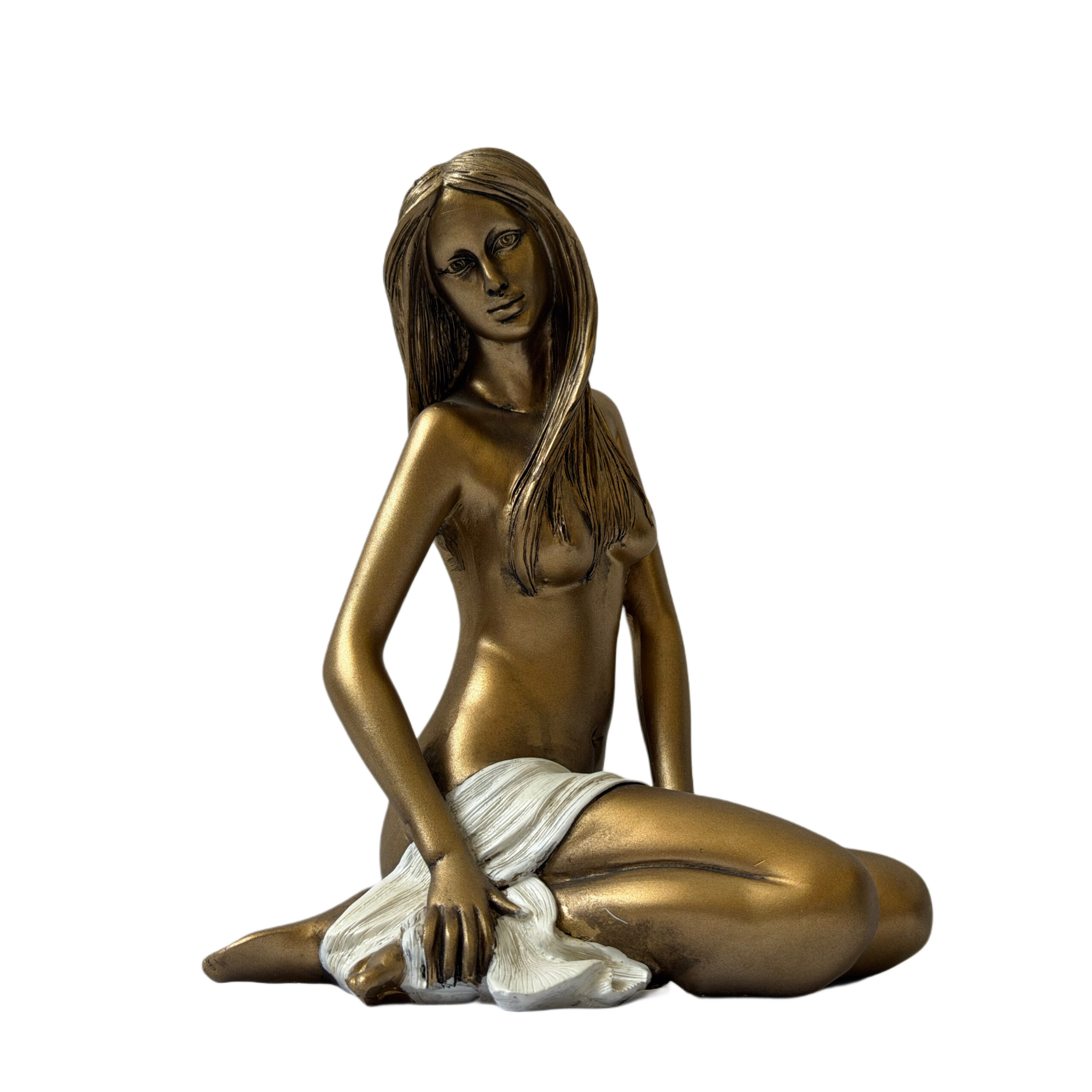 Escultura de mujer sentada con piernas dobladas
