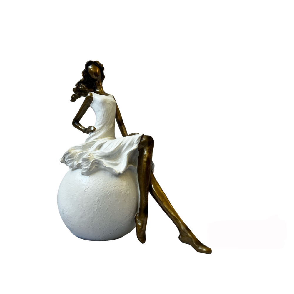 Figura decorativa mujer sentada en una esfera blanca izq