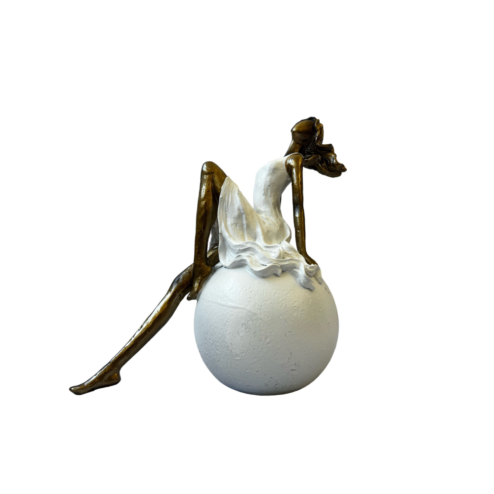 Figura decorativa mujer sentada en una esfera blanca der