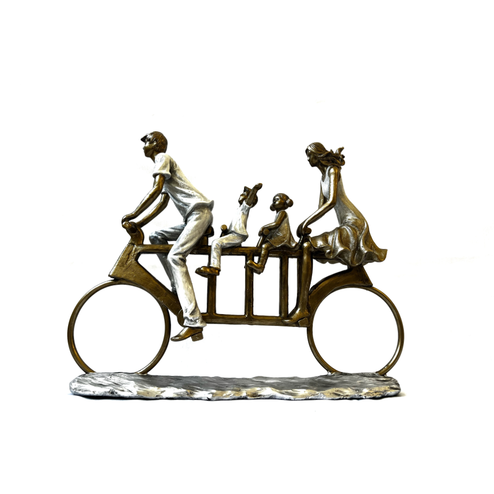 Figura decorativa familia en bici