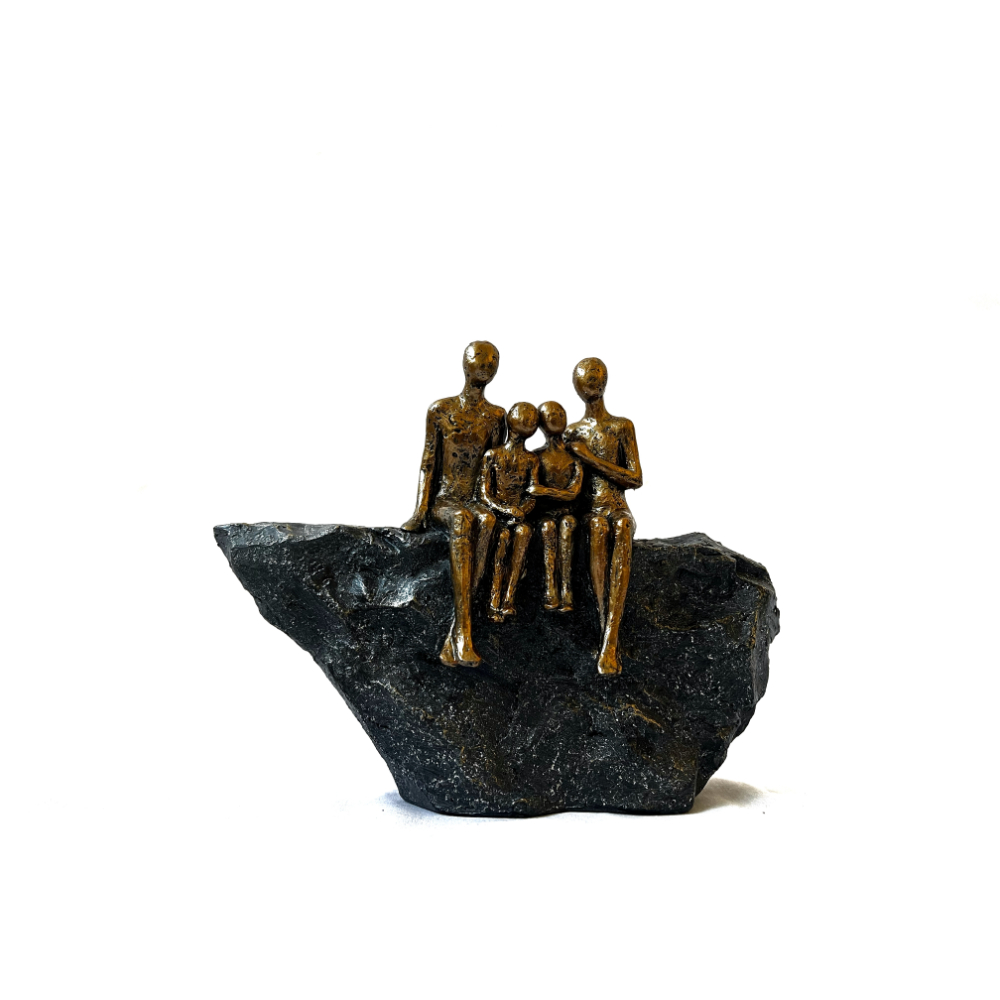 Figura decorativa abstracta familia sentada en la roca