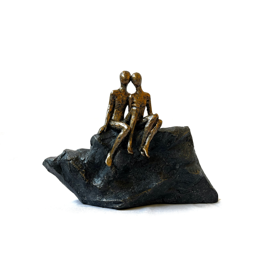 Figura decorativa abstracta familia pareja en la roca