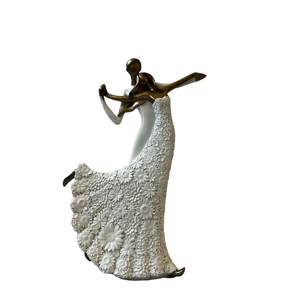Figura decorativa pareja con vestido blanco