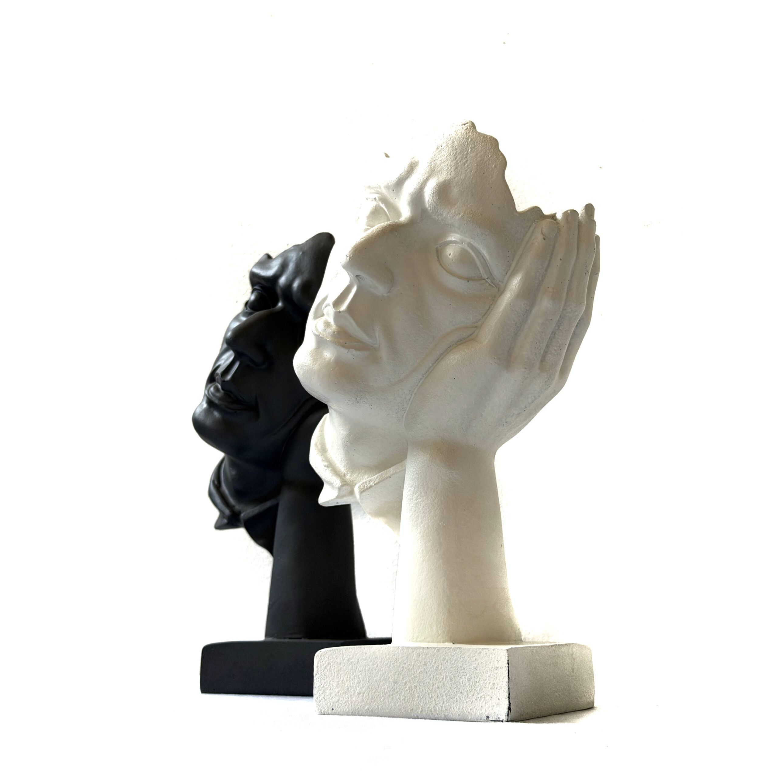Figura de rostro recargado sobre mano