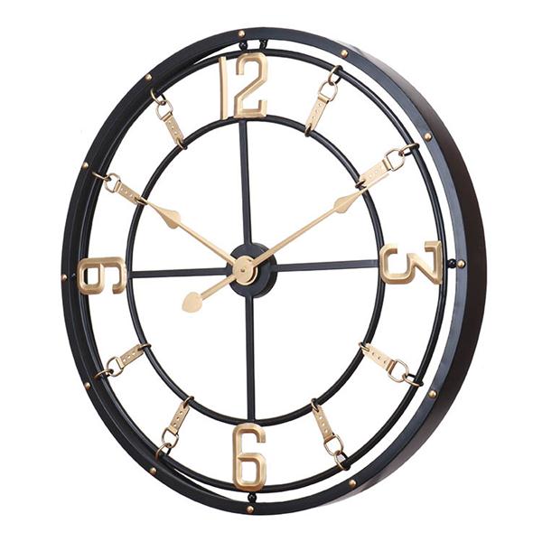 Reloj de pared con marco metálico negro y manecillas doradas