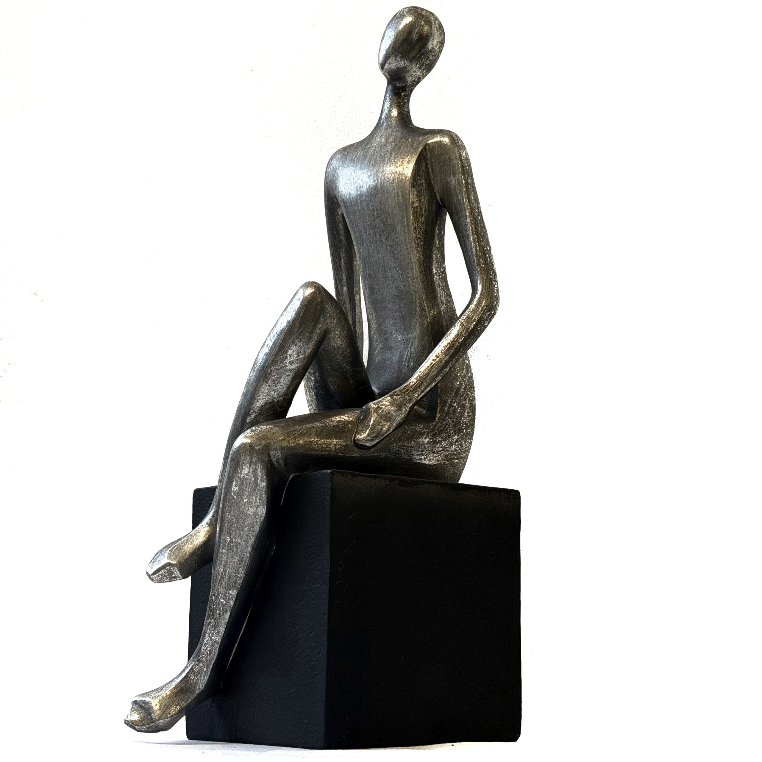 Escultura de persona sentada - Imagen 4