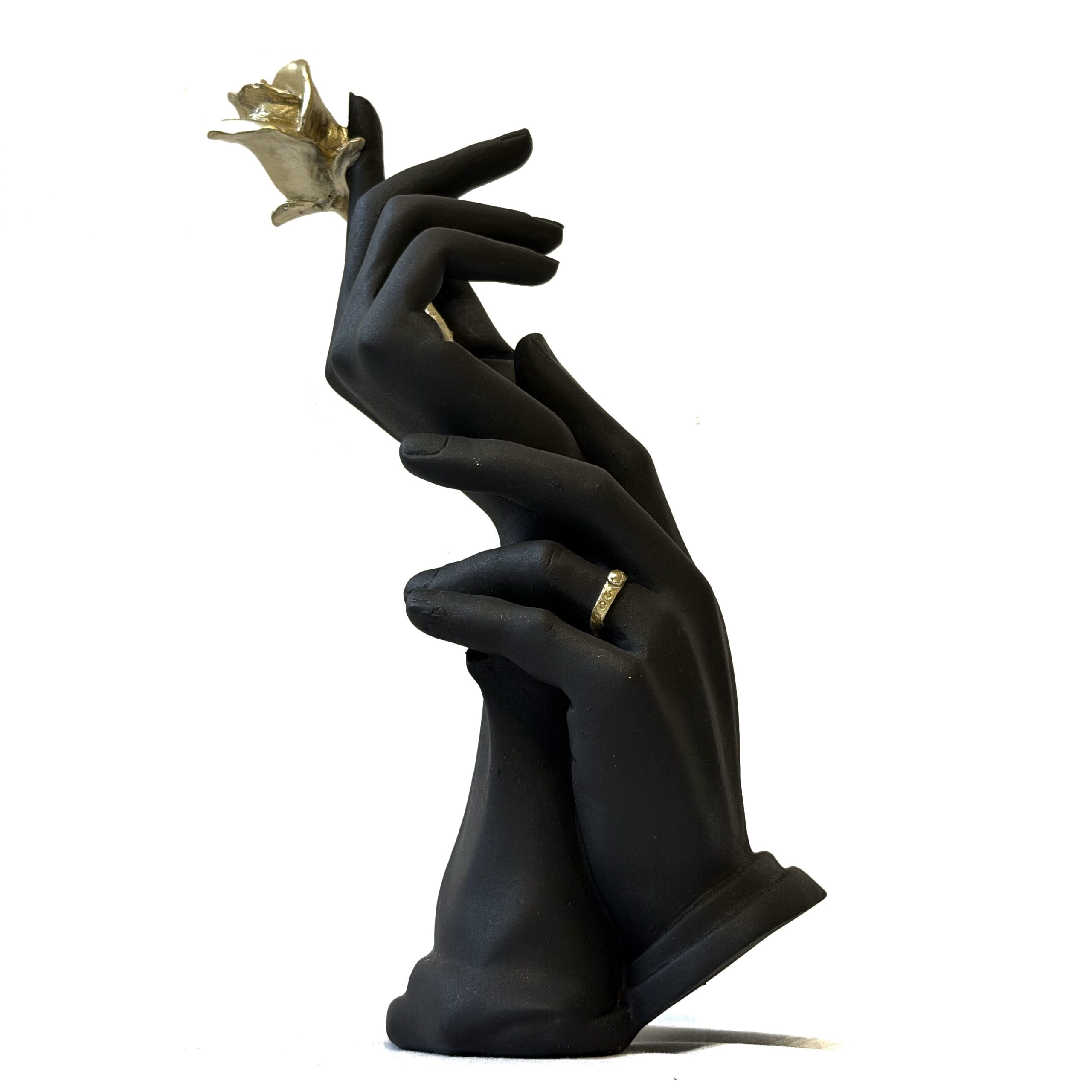 Escultura de manos con rosa