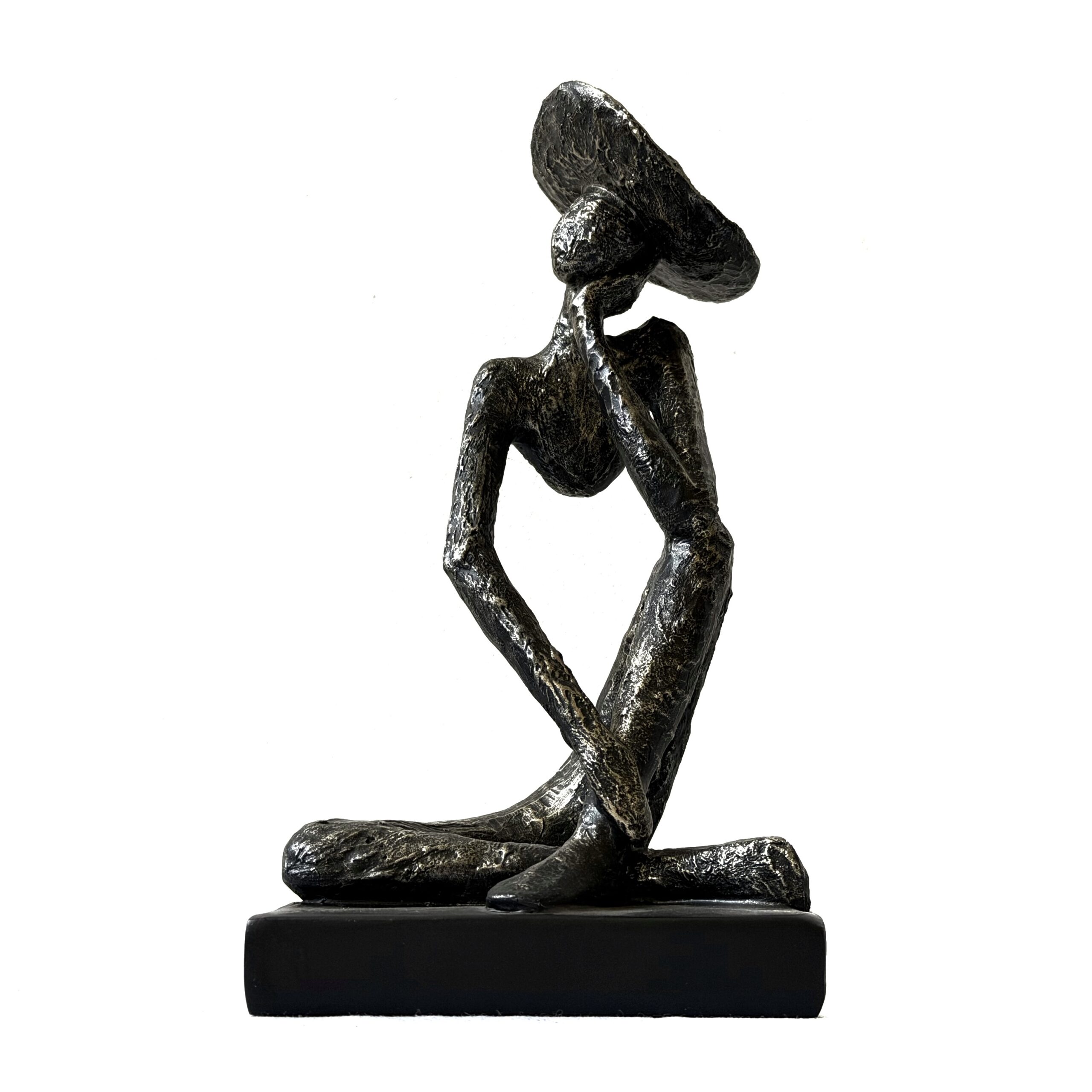 Escultura de persona sentada con sombrero