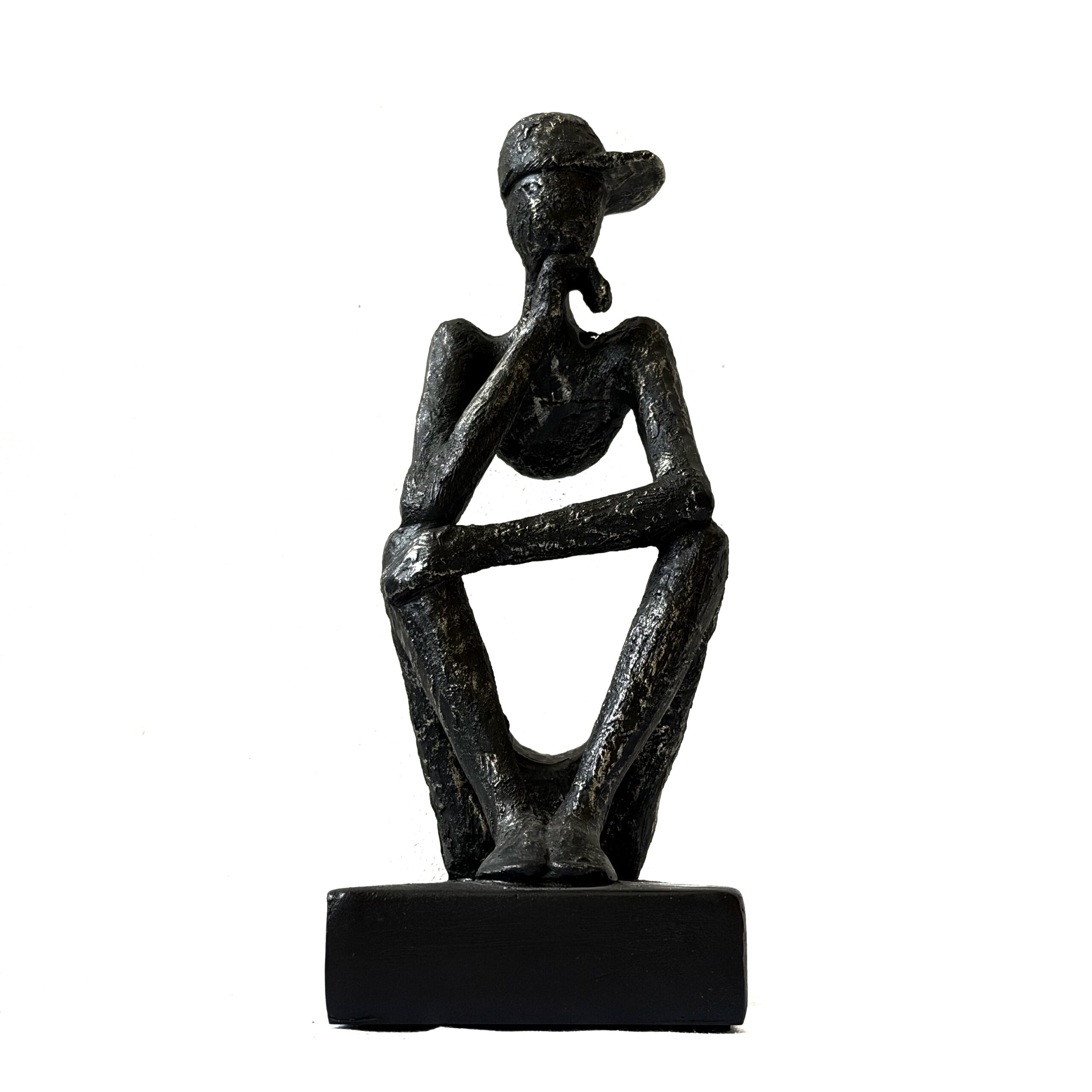 Escultura de persona sentada con gorra