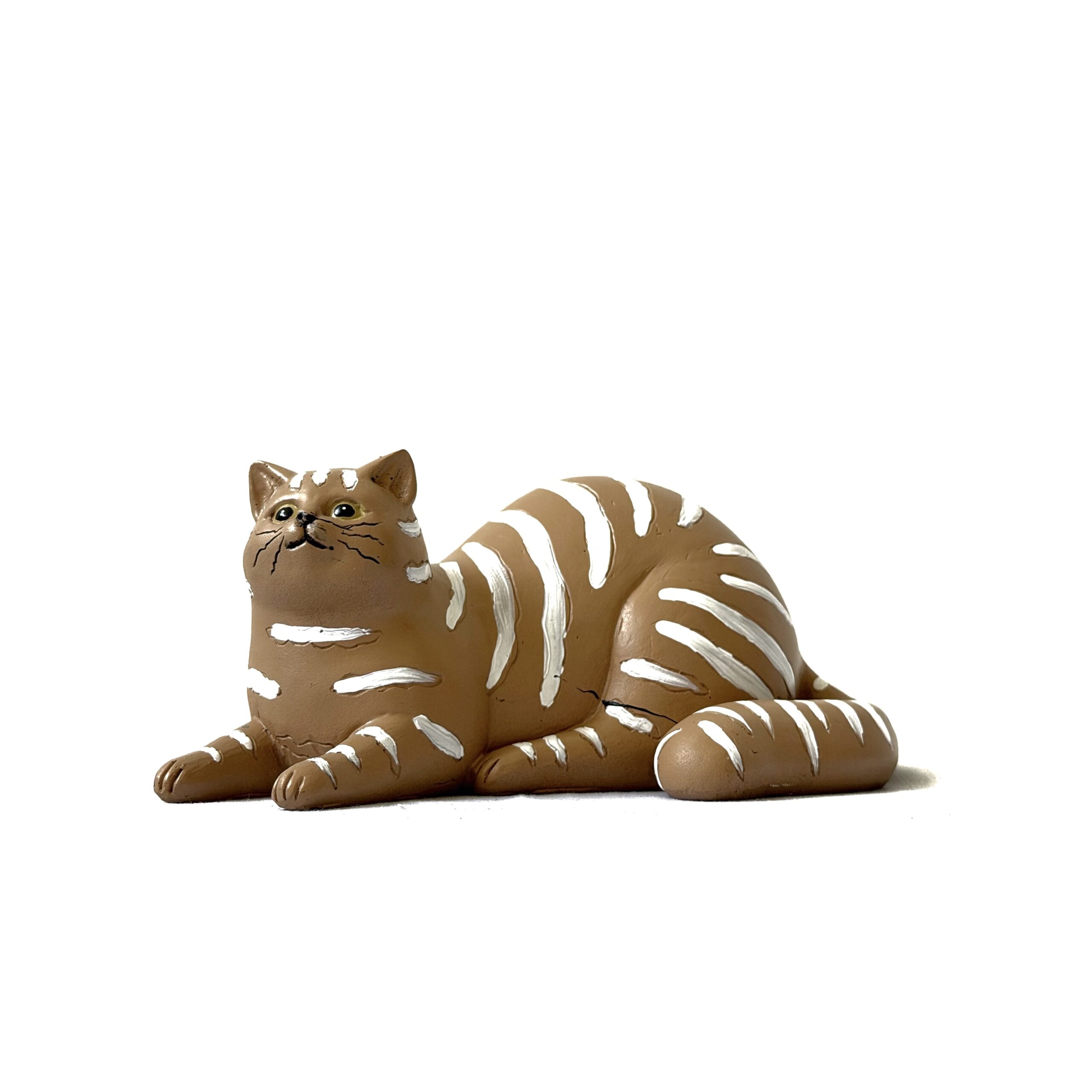 Figura decorativa gato acostado diseño de rayas blancas
