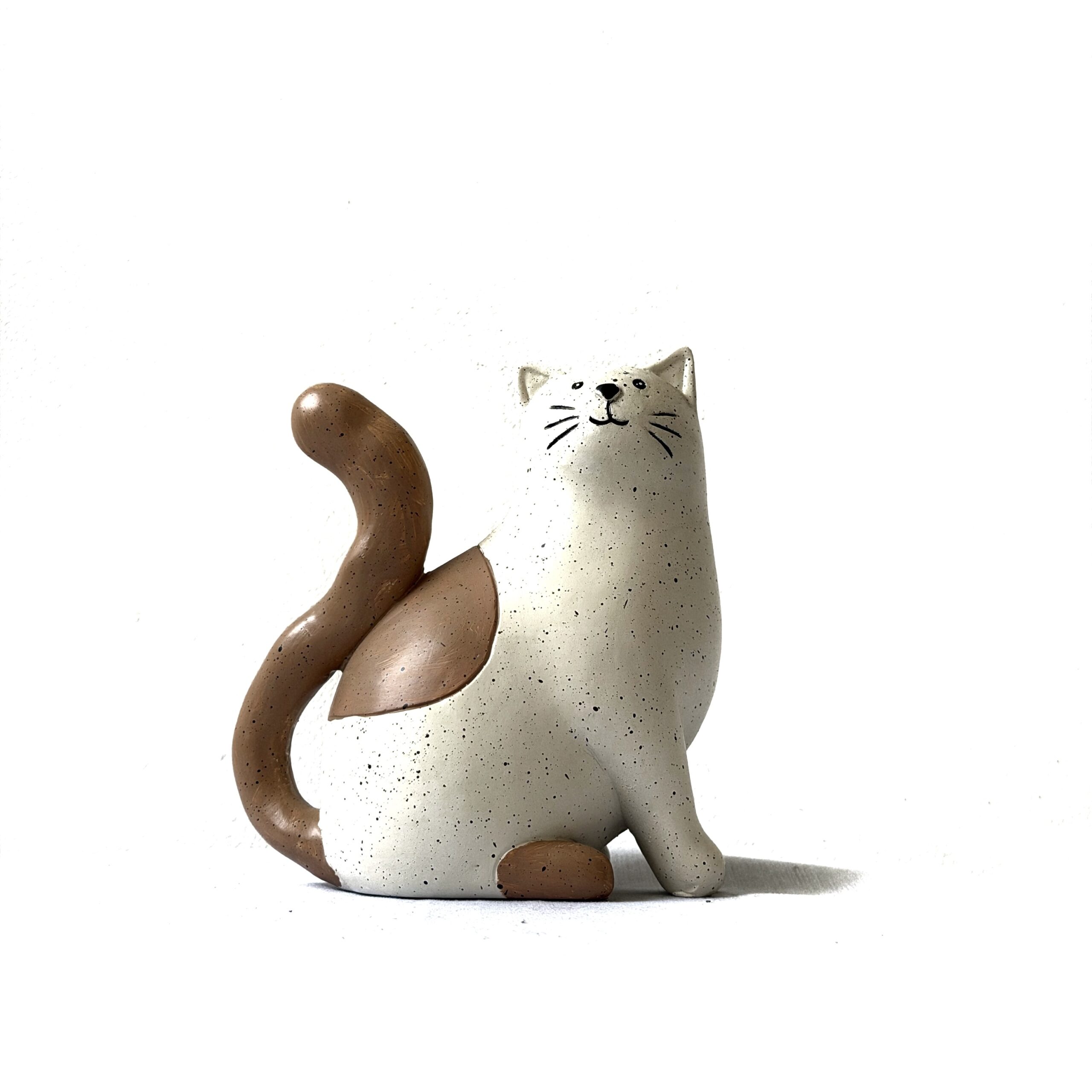 Figura decorativa gato sentado color marfil y damasco