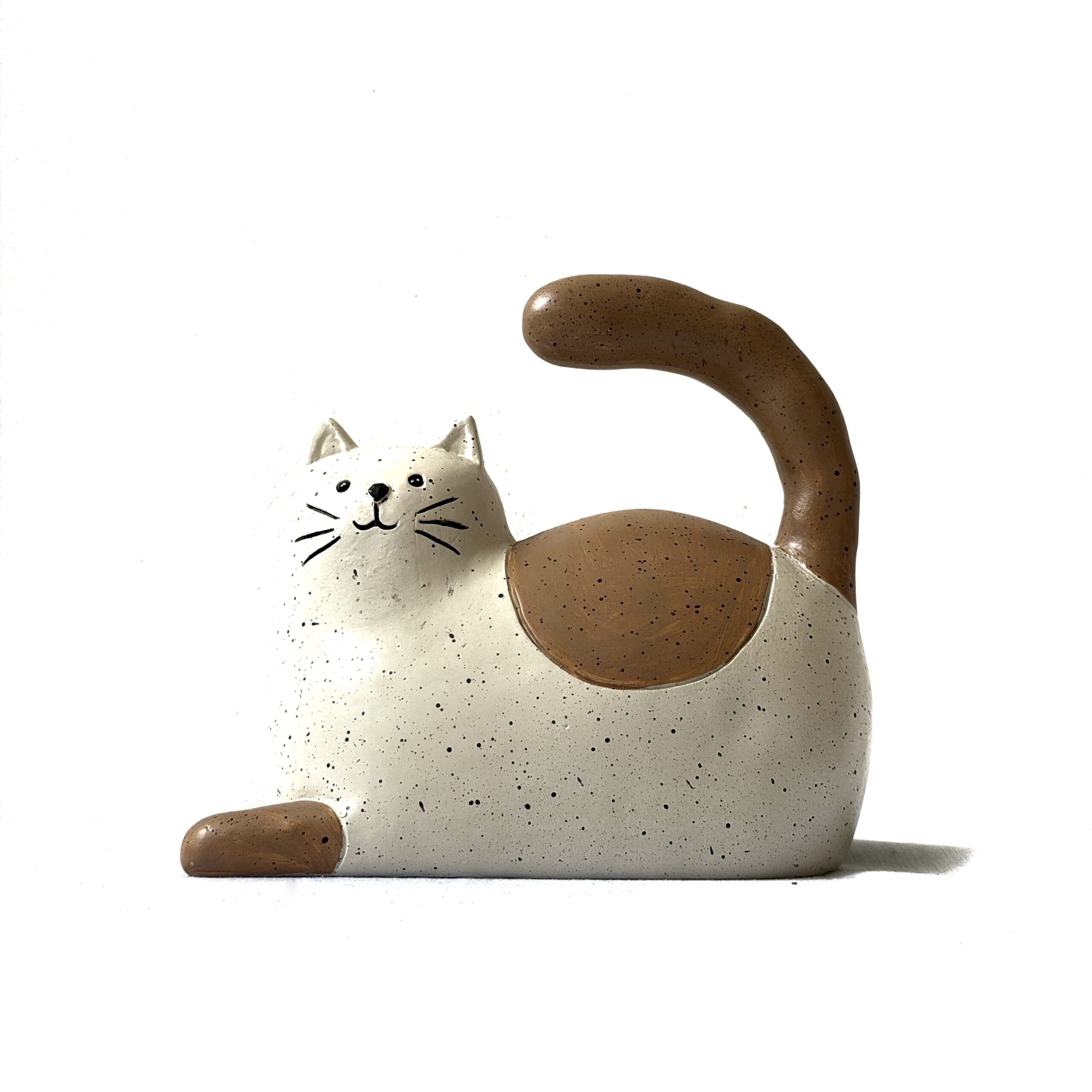 Figura decorativa gato acostado color marfil y damasco
