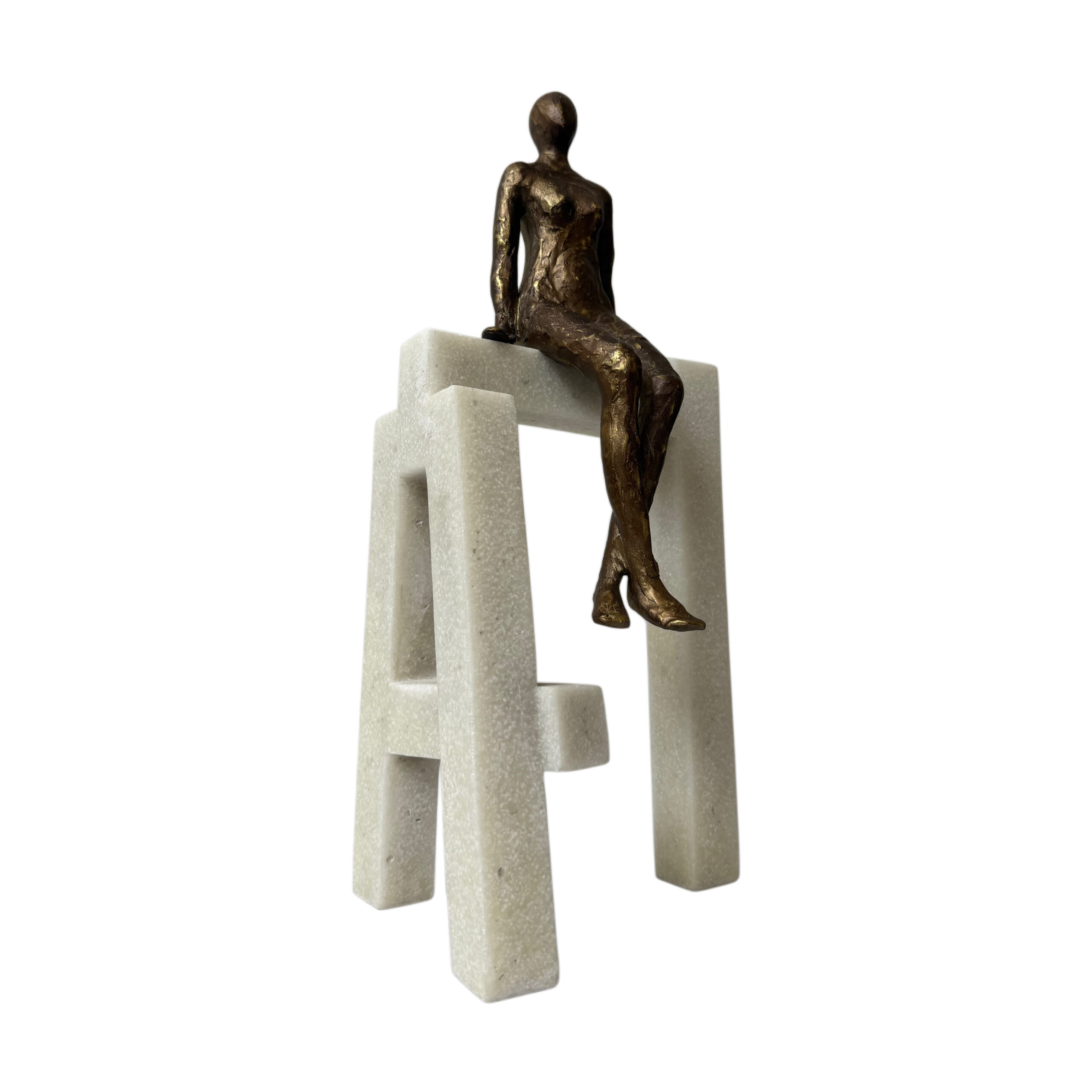 Figura decorativa mujer sentada en cuarzo cruzando las piernas