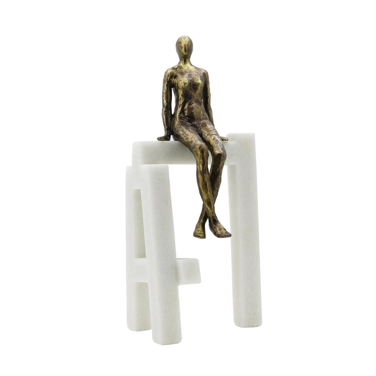 Figura decorativa mujer sentada en cuarzo cruzando las piernas