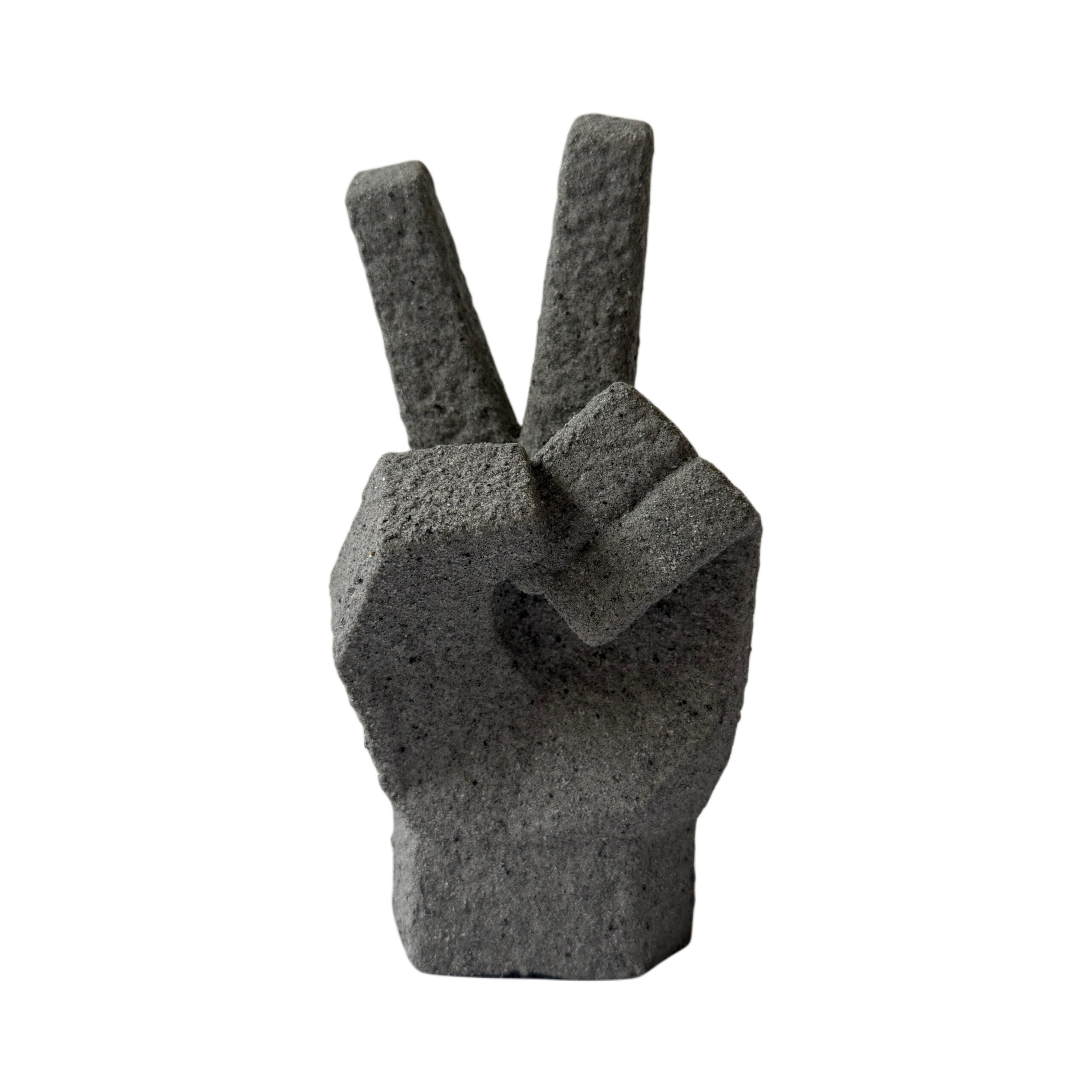 Figura decorativa mano señal de “victoria, amor y paz” efecto arena color gris