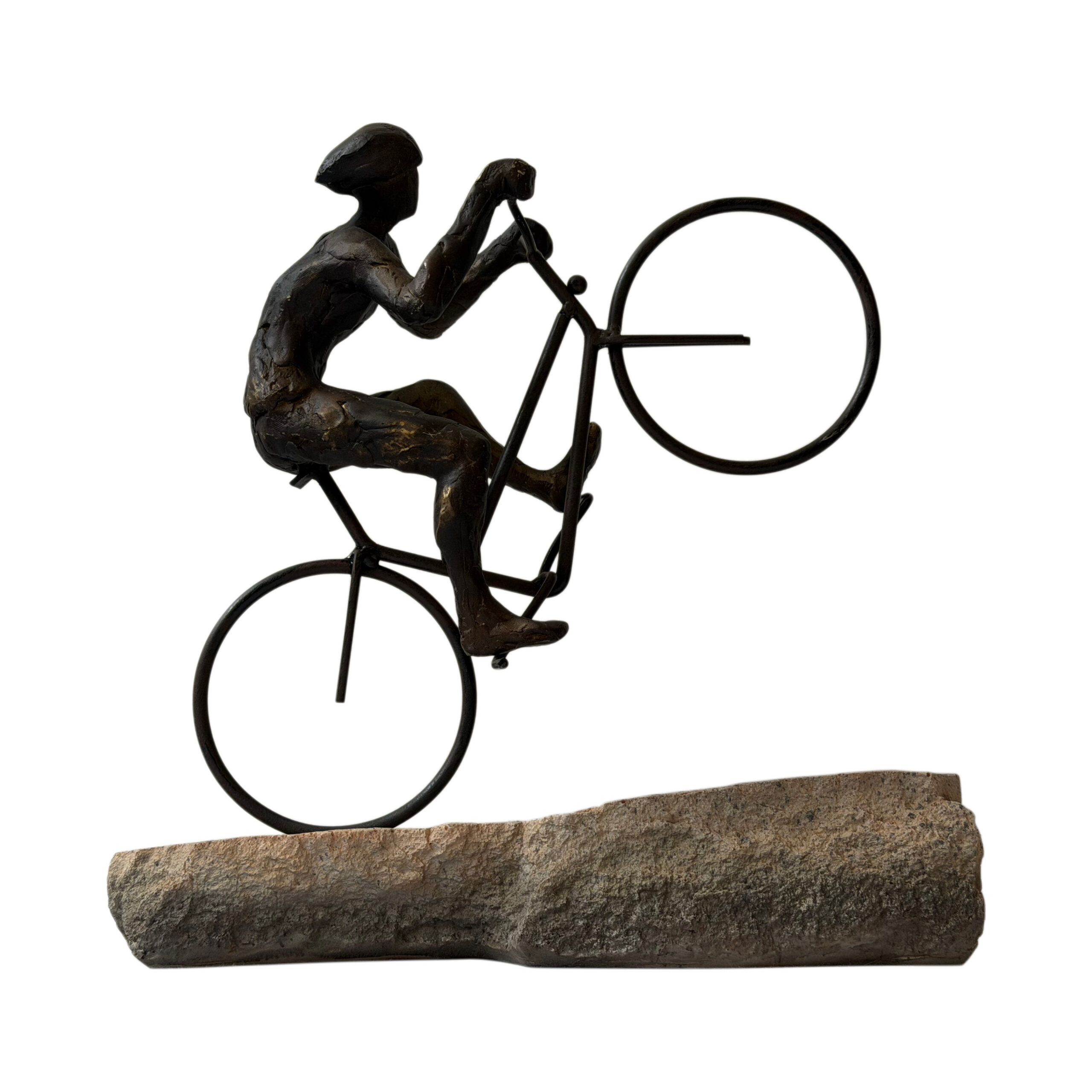 Figura decorativa ciclista color bronce sobre piedra
