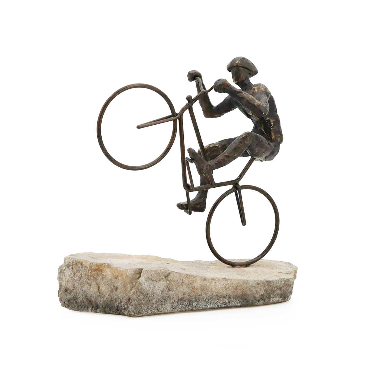 Figura decorativa ciclista color bronce sobre piedra